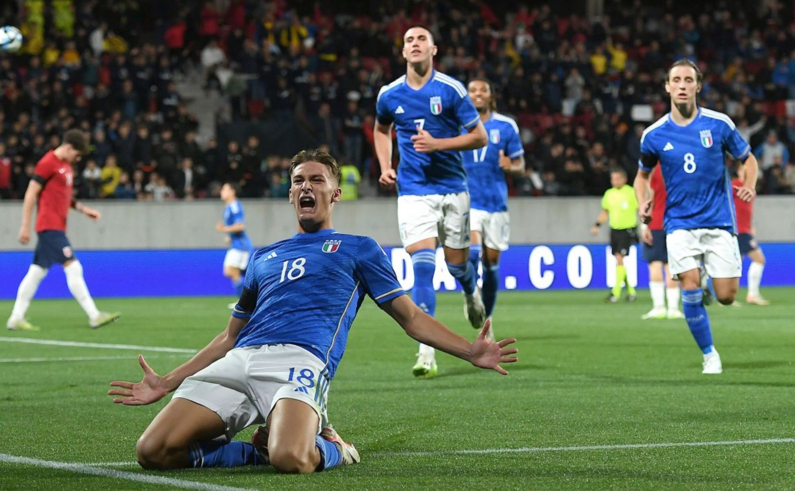 图片报：诺伊尔今天恢复全面训练；基米希、奥利巴同场训练