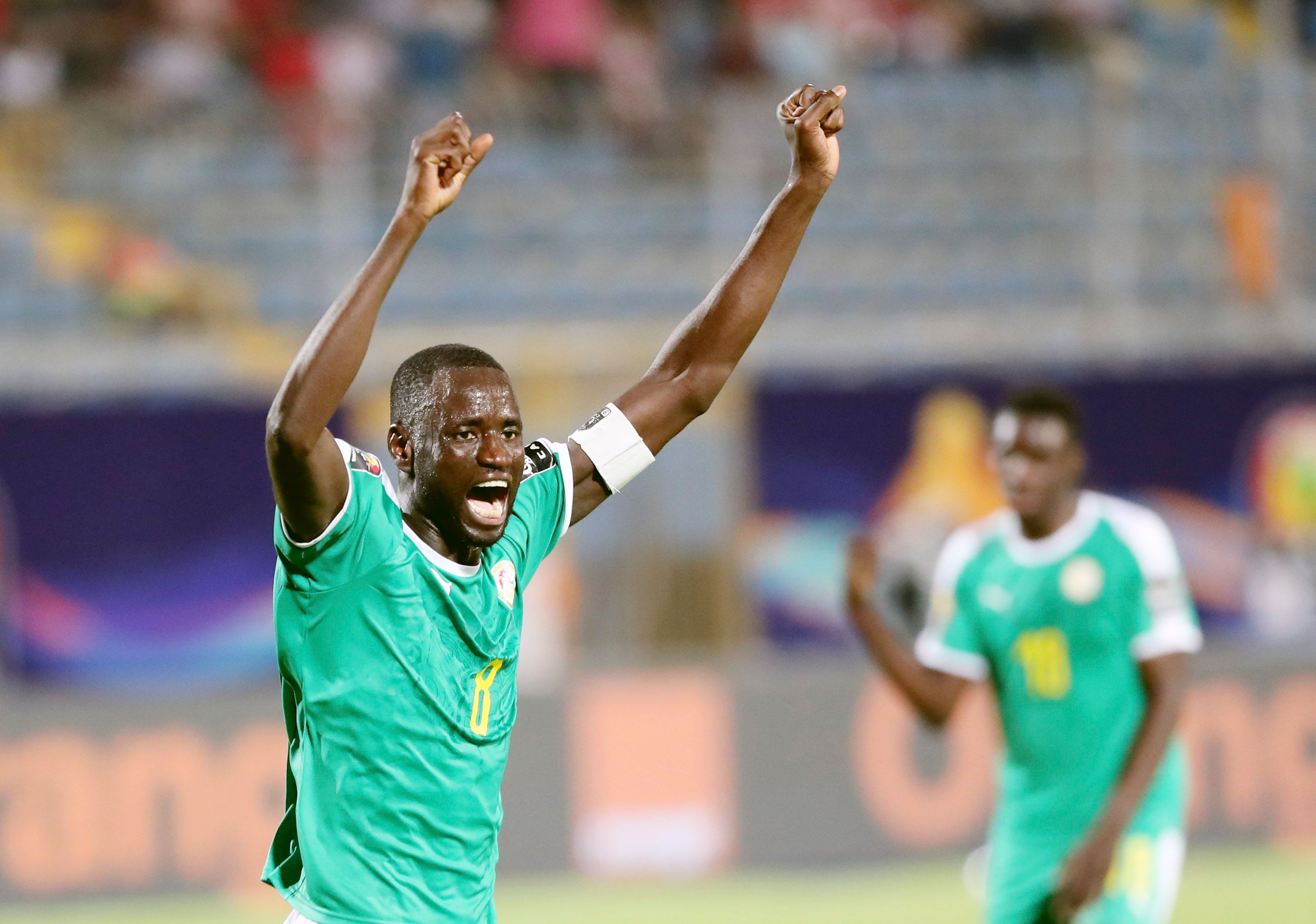 太阳报：德米凯利斯带孩子游泳时遇到洋流，在路人帮助下获救