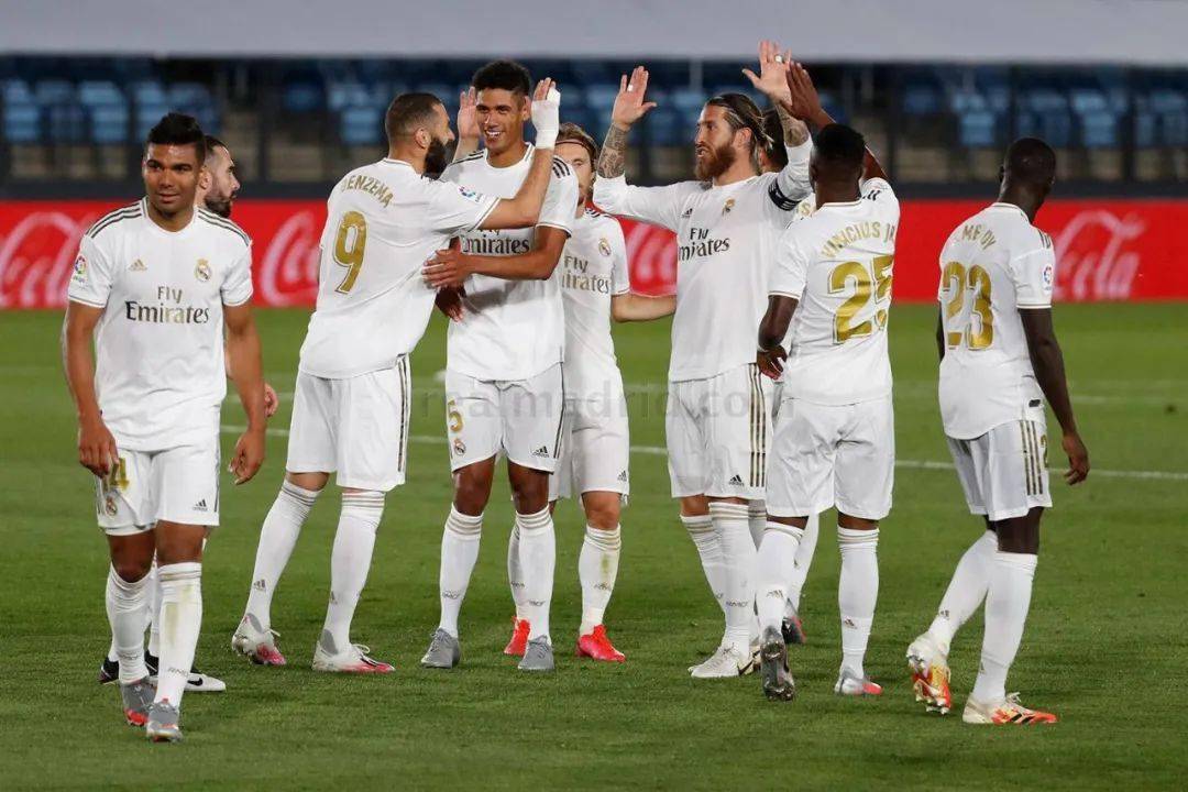 官方：瓦伦西亚签下皇社前锋萨迪克；据悉费用为300万欧+浮动