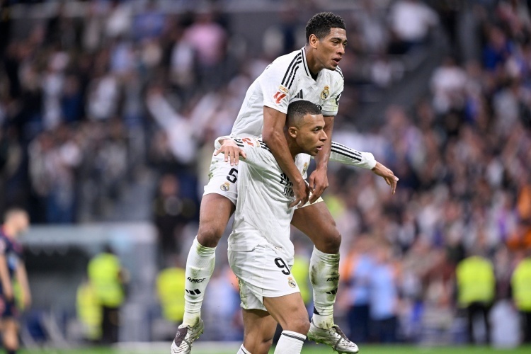 把自己整笑了前莱斯特城中场恩迪迪入场时滑倒，带倒身后队友